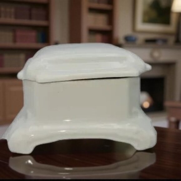 EUC Vintage Limoges France White Porcelain Trinket Box - Picture 2 of 10